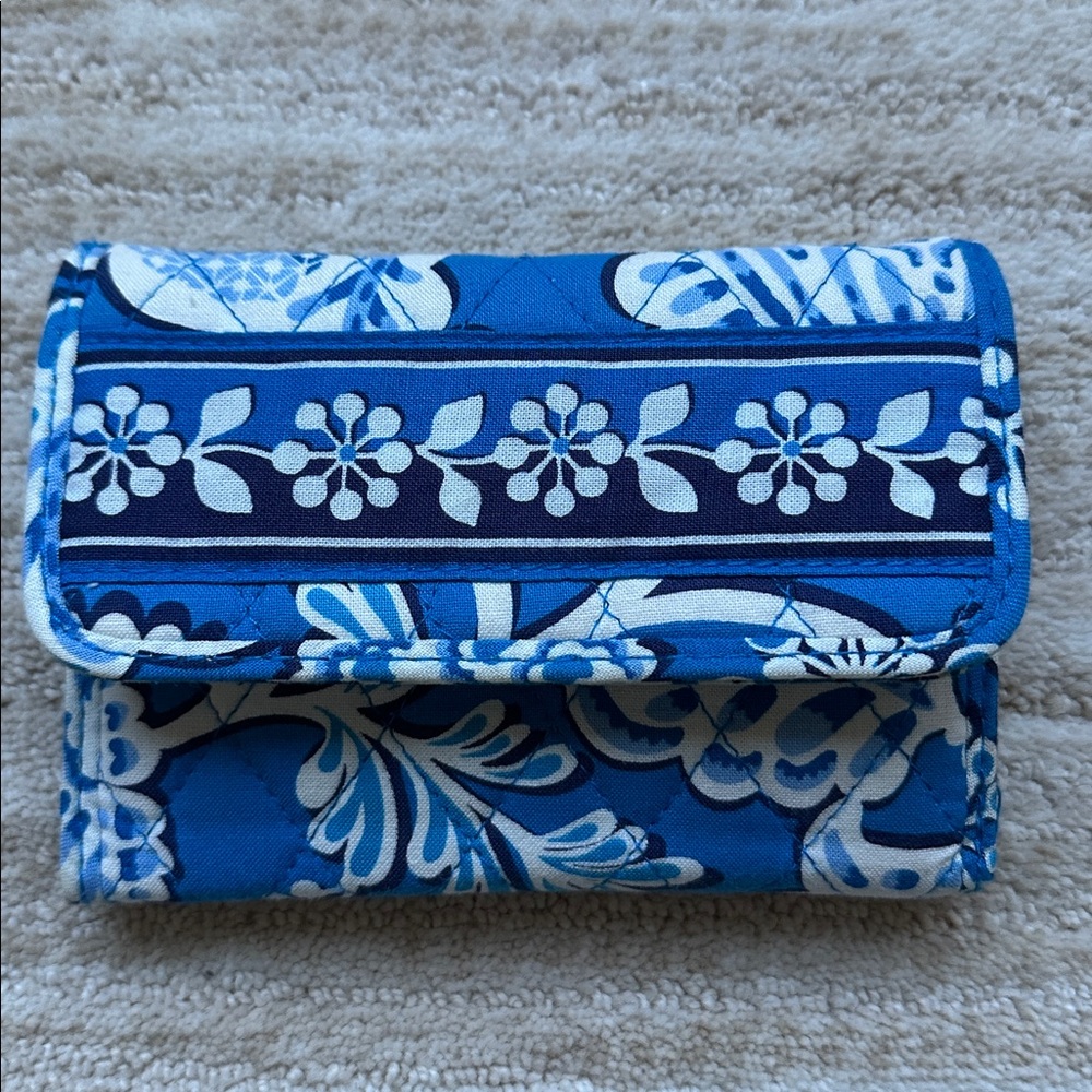 EUC Vera Bradley Trifold EURO WALLET quilted fabric Blue Lagoon pattern